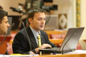 Za 10.000 državnih službenika otkazi do kraja godine