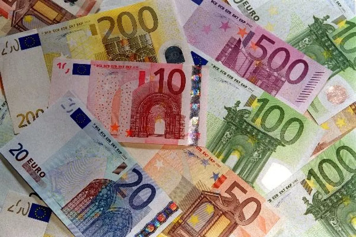 Euro ojačao prema dolaru više od 1 posto