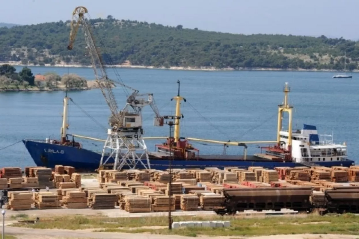 Kutinska Petrokemija kupuje 50 posto udjela u Luci Šibenik