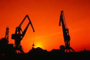 Slabljenje potražnje za naftom, željezom i drugim sirovinama