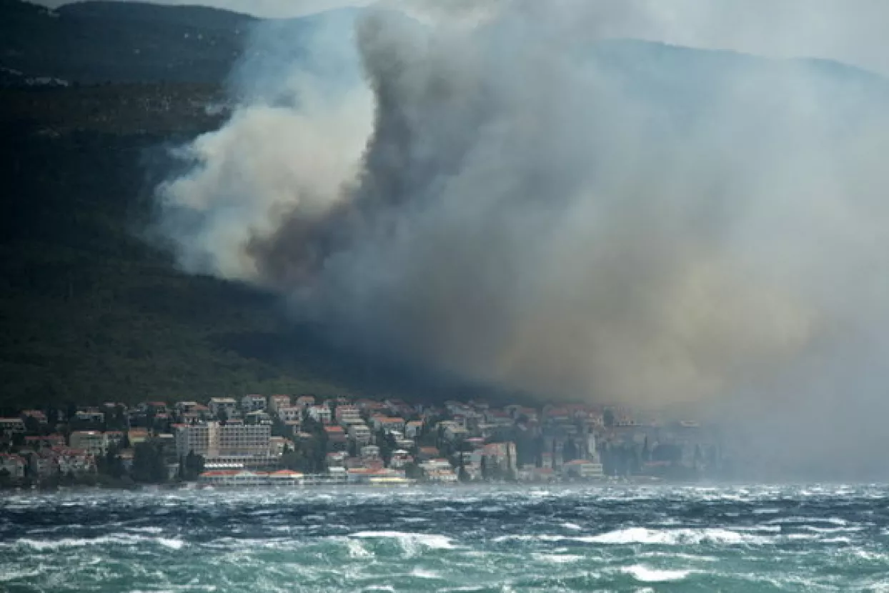 Nakon cjelonoćne akcije požari još uvijek van kontrole