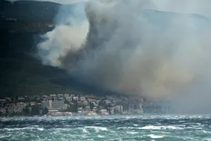 Nakon cjelonoćne akcije požari još uvijek van kontrole