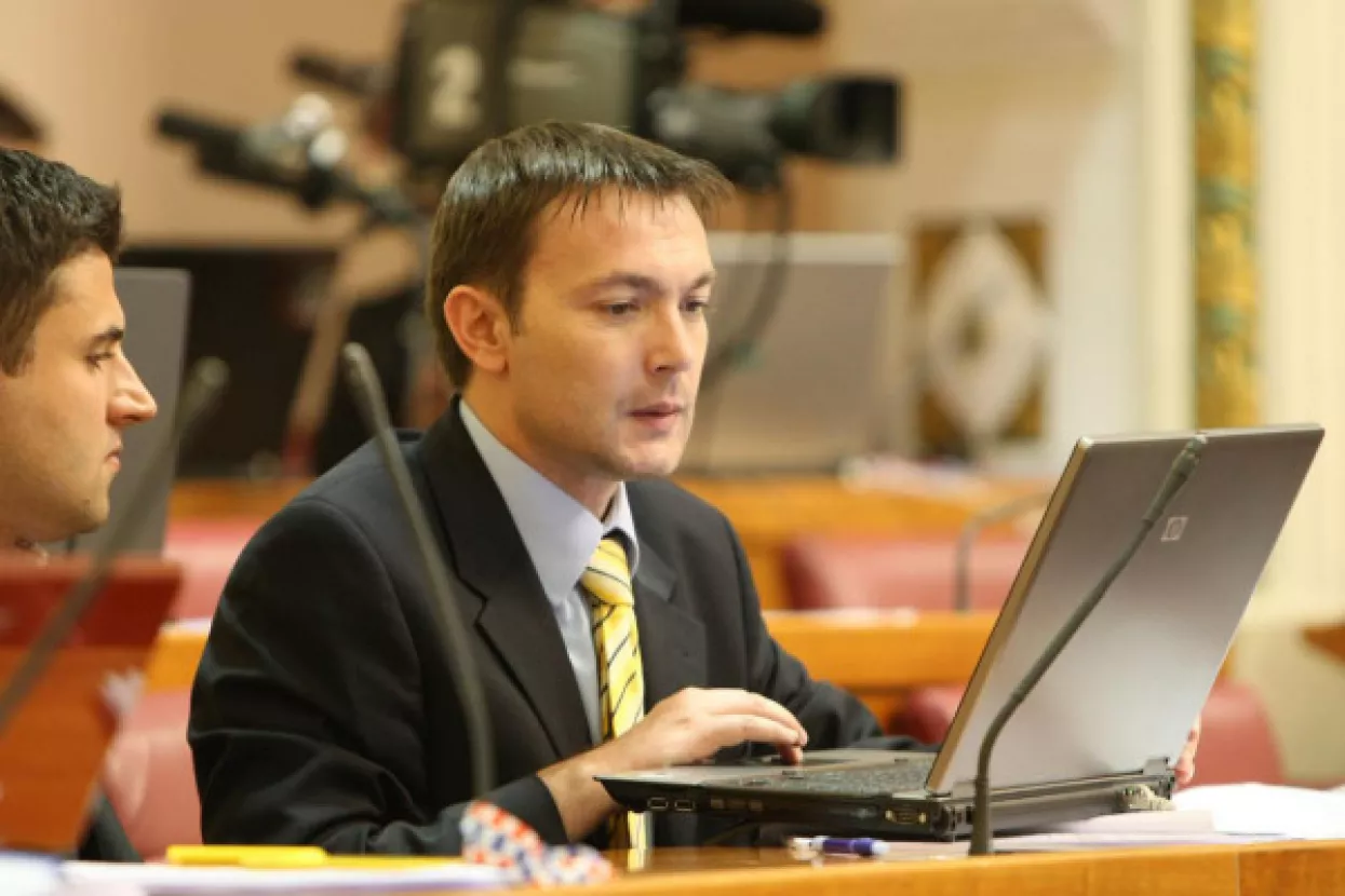 Vlada kreće u rezanje plaća po raznoraznim agencijama