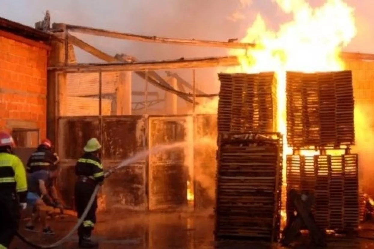U pola sata izgorjela tvornica parketa u Požeškoj Koprivnici