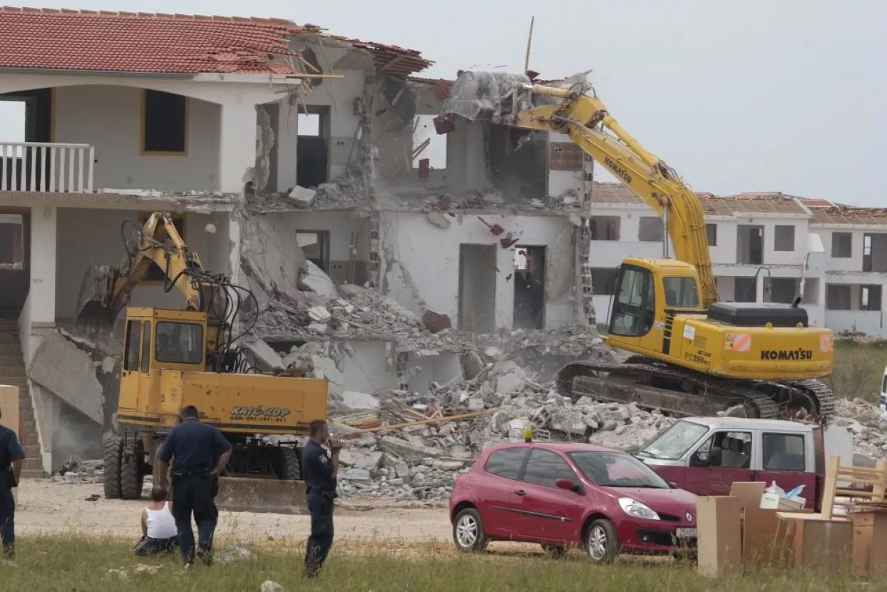 Počelo rušenje bespravnih građevina