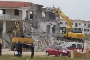 Počelo rušenje bespravnih građevina