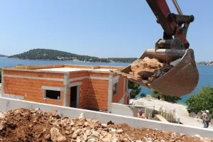 U tijeku rušenje bespravnih objekata u Istri