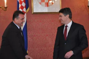 Vlada gubitašima uzima božićnice i regrese