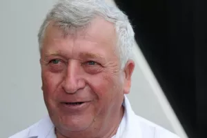 Laslo zamolio novinare da ga najave kod premijera