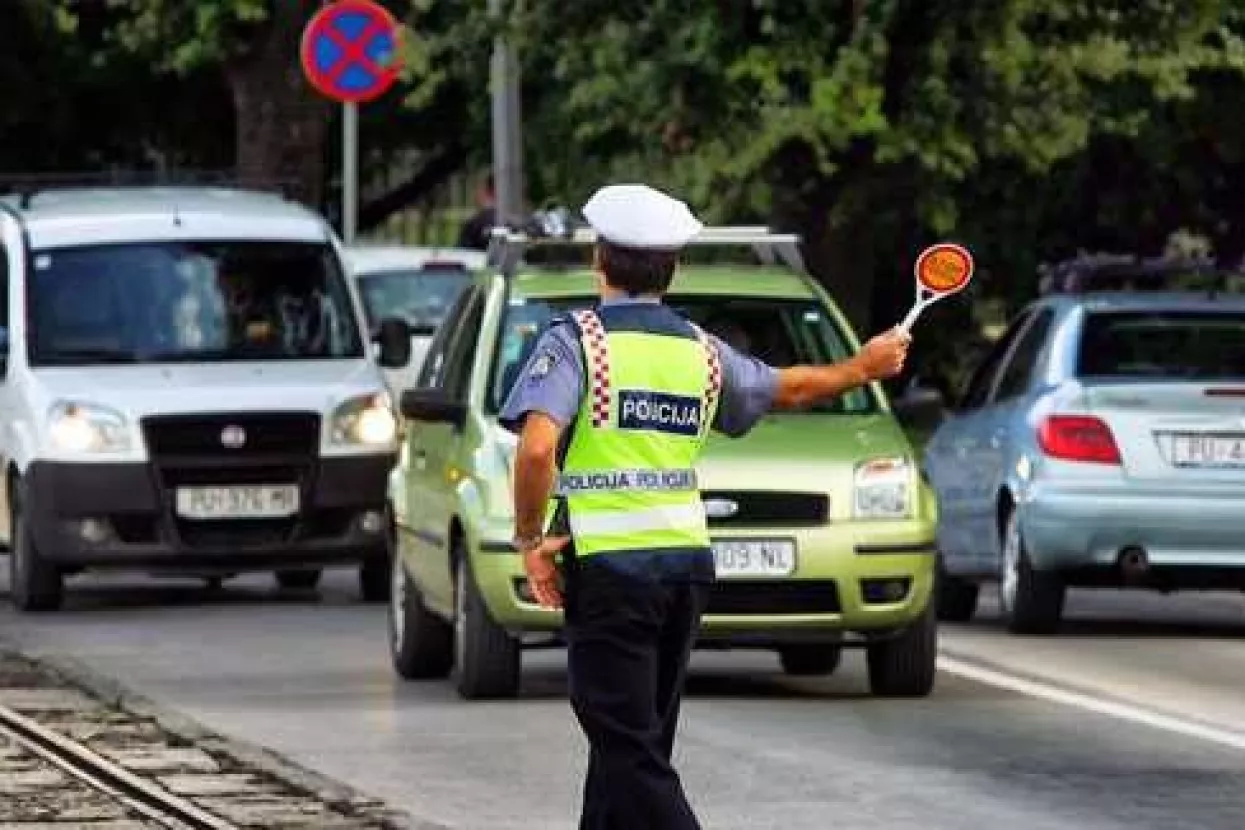 Policajci jo&scaron; ne primaju Diners i Amex