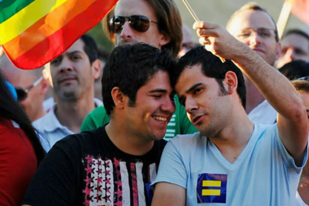 Španjolska odobrila sklapanje homoseksualnih brakova