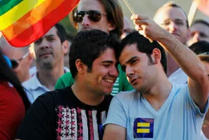 Španjolska odobrila sklapanje homoseksualnih brakova