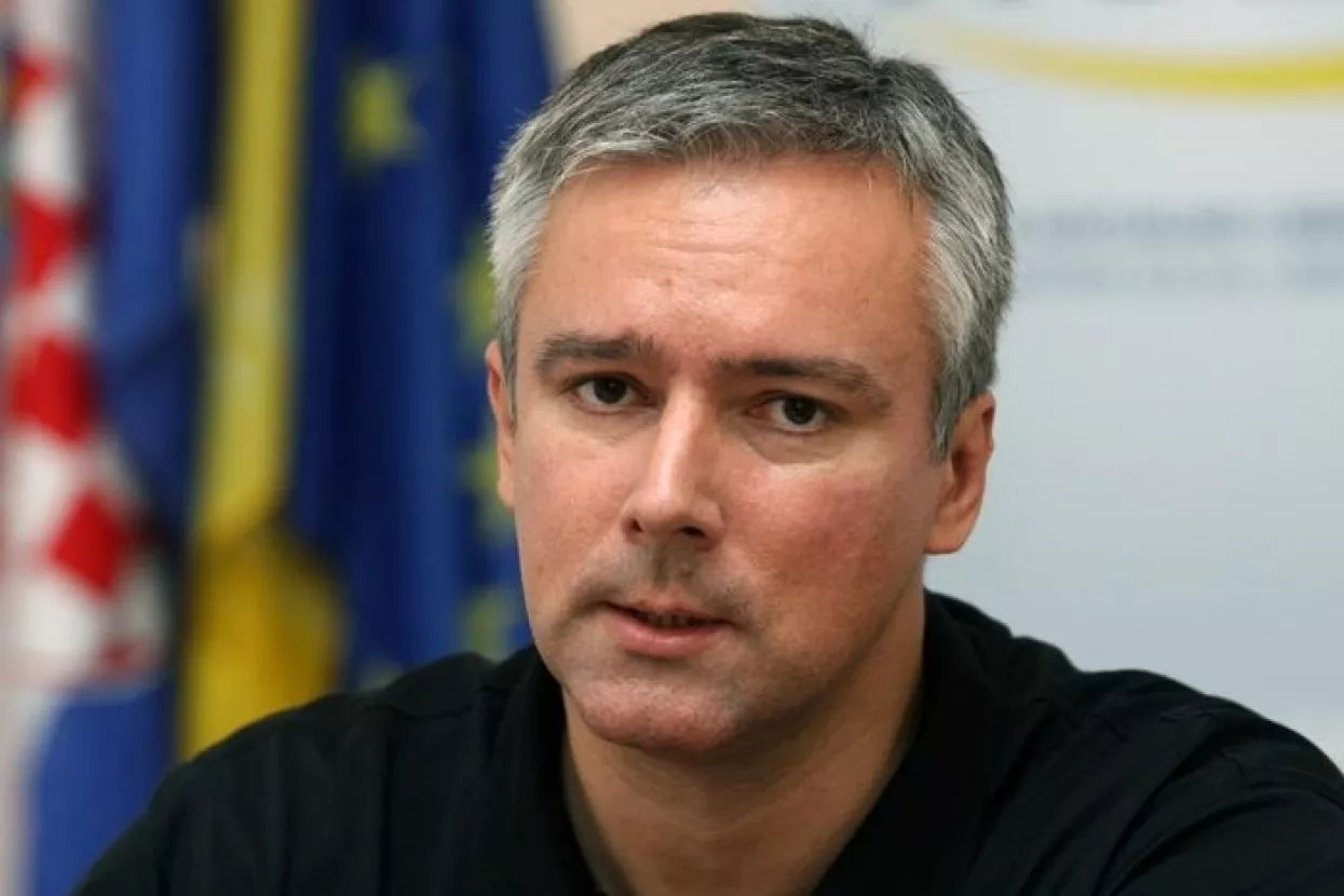 Može li Ostojić 'sjediti na dvije stolice'?