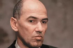 Janši se njiše premijerska fotelja?