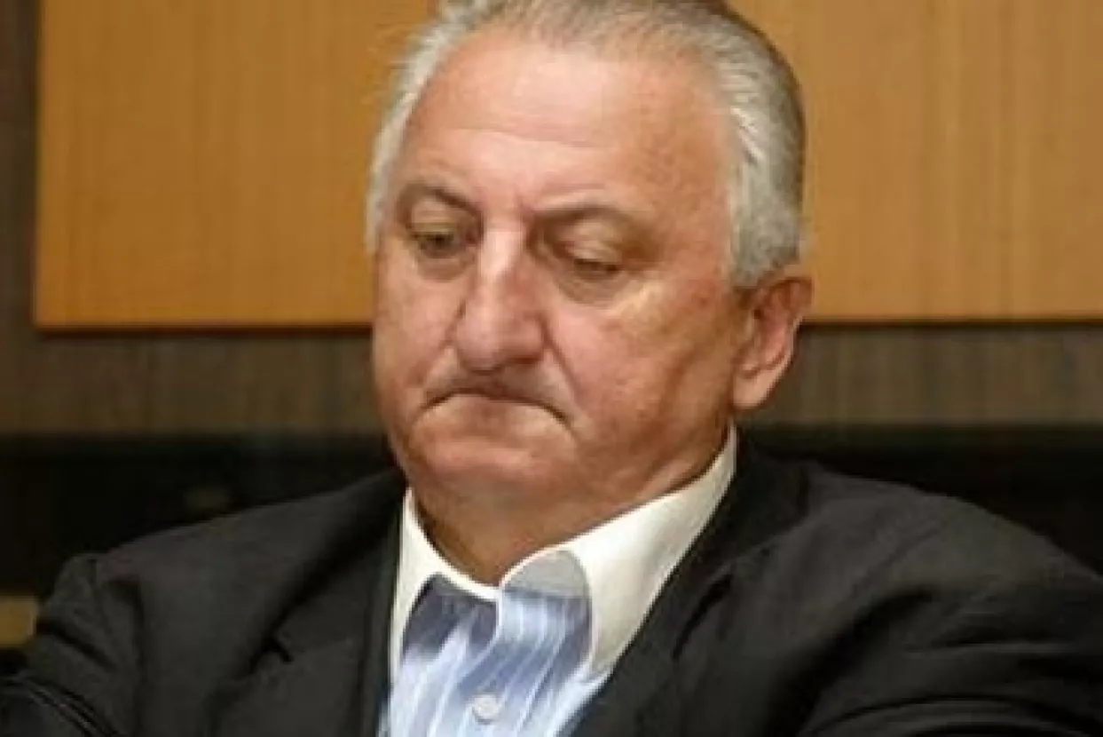 Trebao uložiti u farmu, a prebacio novac suradnici