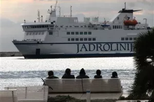 Poreznici zapečatili i kafić na trajektu za Hvar