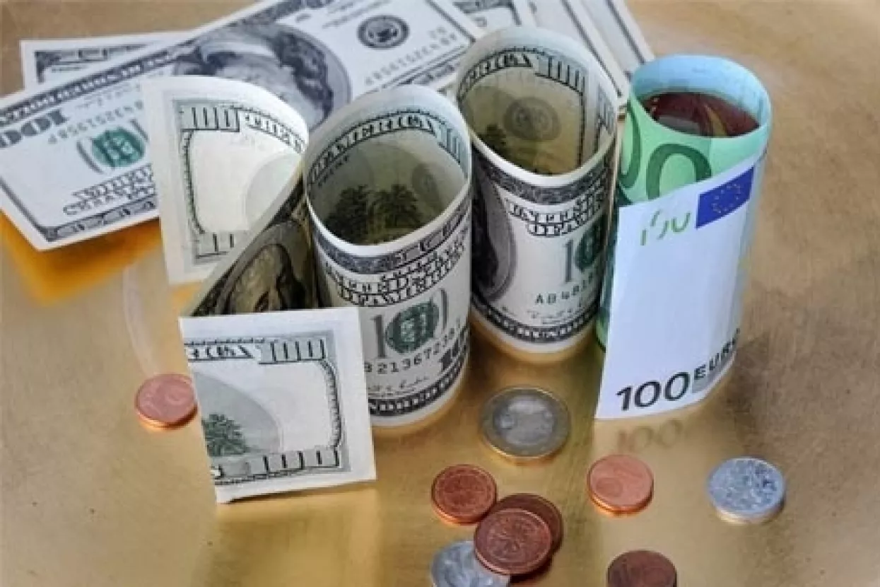 Euro oslabio jer će kamate u eurozoni još dugo ostati niske