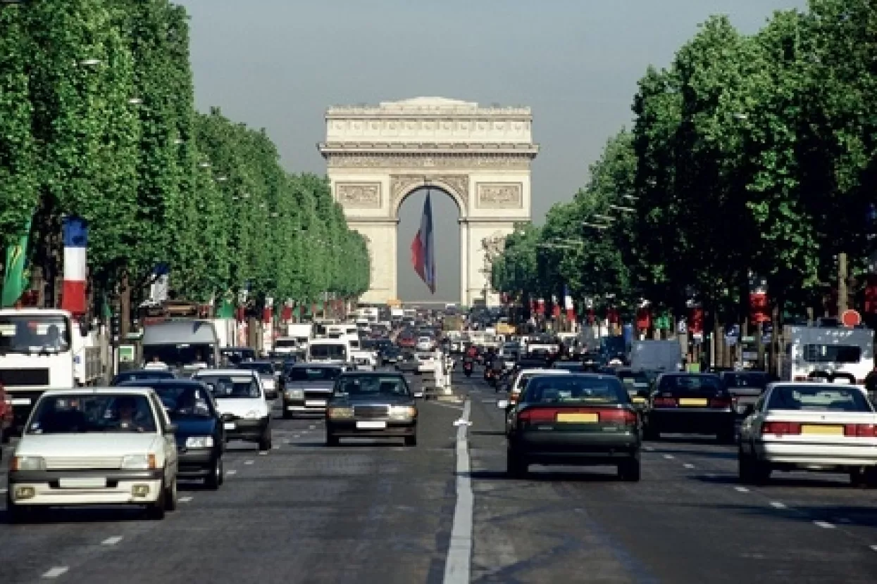 U Parizu zbog smoga danas smiju voziti samo vozila s neparnim registracijama