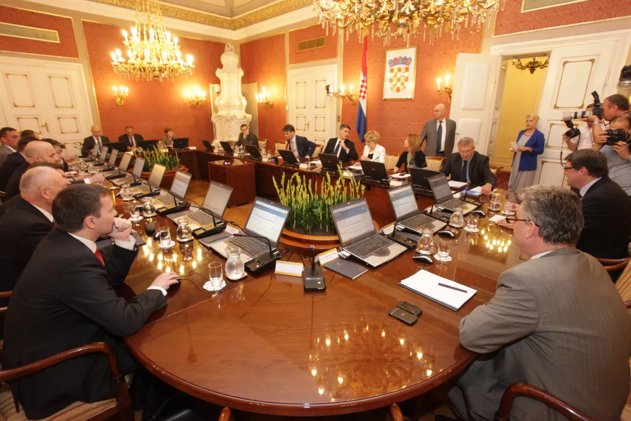 Vlada podijeljena oko uvođenja outsourcinga