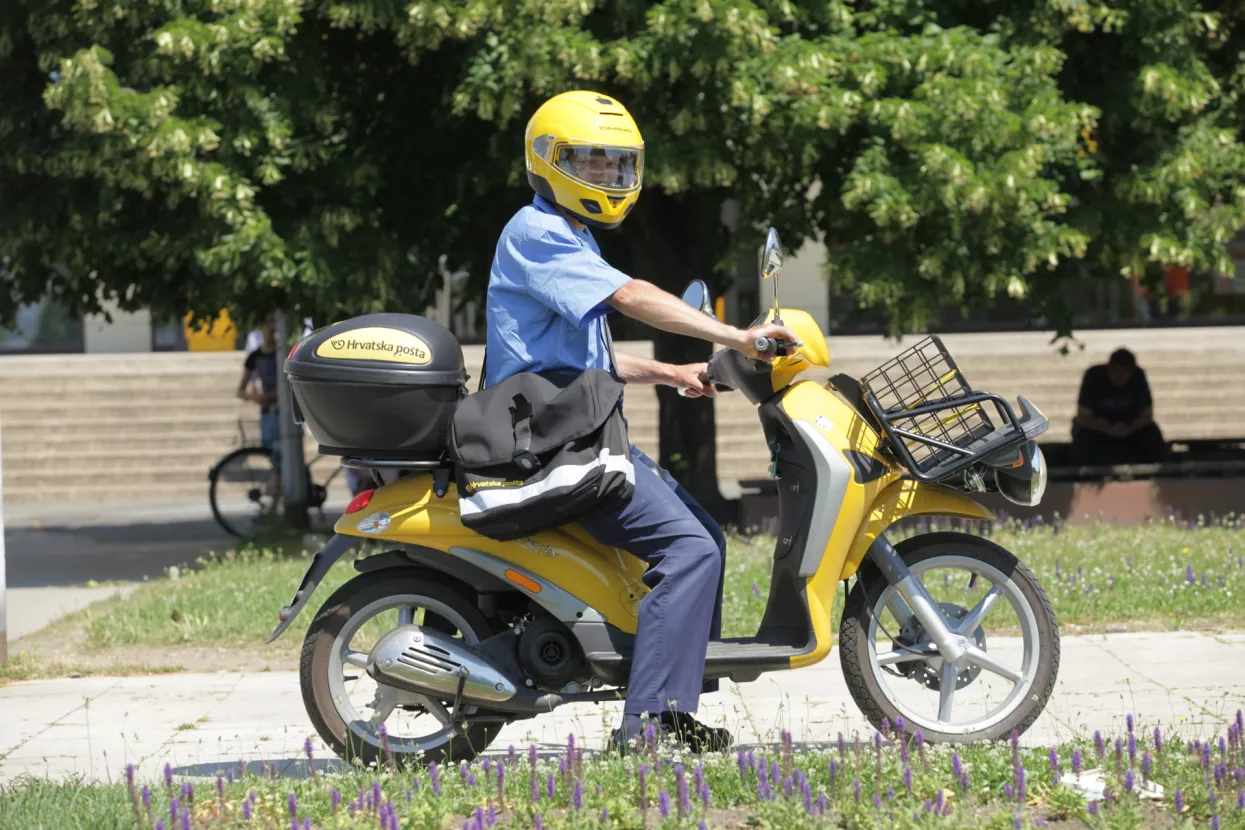 Urbani dostavljači u svijetu sve se više koriste mopedima i biciklima