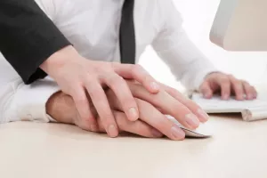 Svaki peti ispitanik priznao ljubavnu vezu na poslu