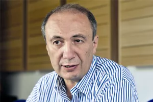 Trogirski škver postaje i marina s pet sidara