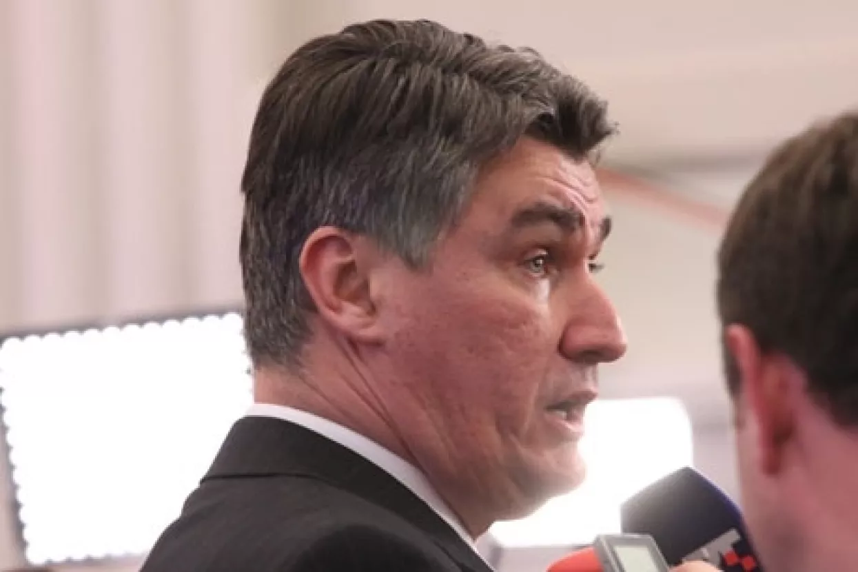 Milanović pozvao Karamarka da stavi karte na stol