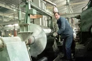 Kad preuzme vođenje TLM-a Shamis pokreće proizvodnju, ali i otpušta administraciju