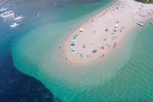 Novo ruho poznate plaže Zlatni rat na internetu
