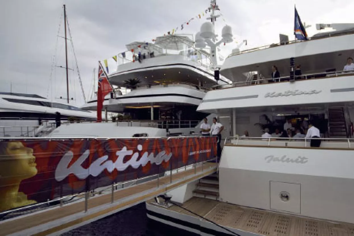 Luksuzna plovila s kaminom i wellnessom