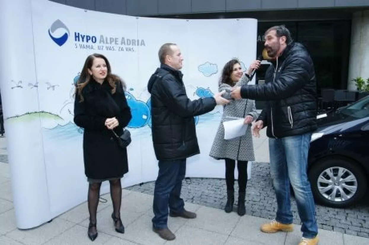 Glavni dobitnik nagradne igre Hypo banke na dar dobio novi automobil