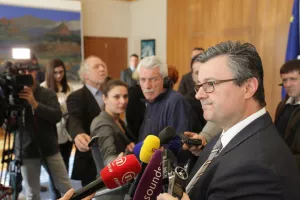 Mandatar Orešković primio se posla