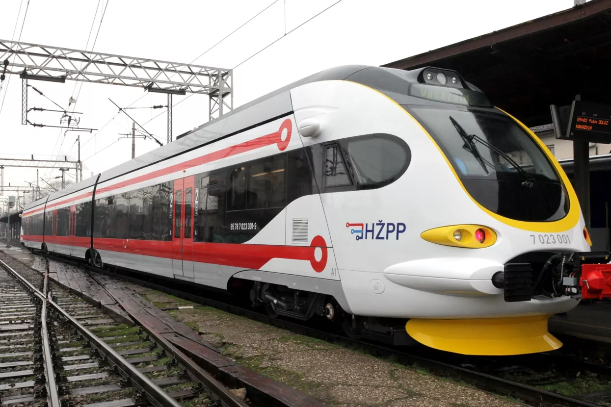 Regionalni dizel-električni vlak povezuje Zagreb i Varaždin