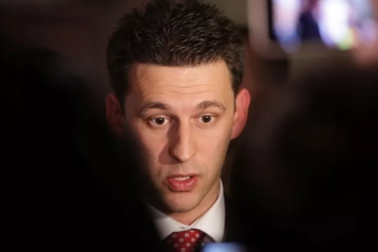 Most pere ruke: HDZ i SDP zaustavili ukidanje zastupničkih beneficija. Evo reakcije građana