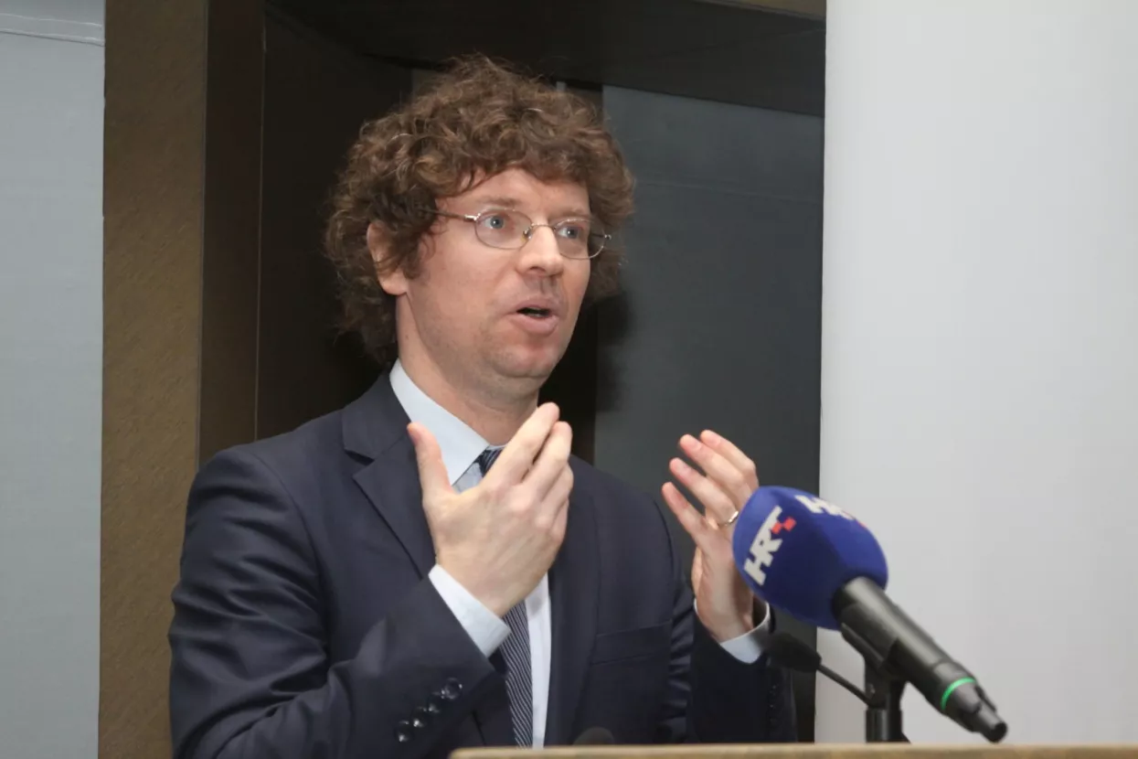 Šustar: Neusklađenost u visokom obrazovanju glavni uzrok velike nezaposlenosti mladih