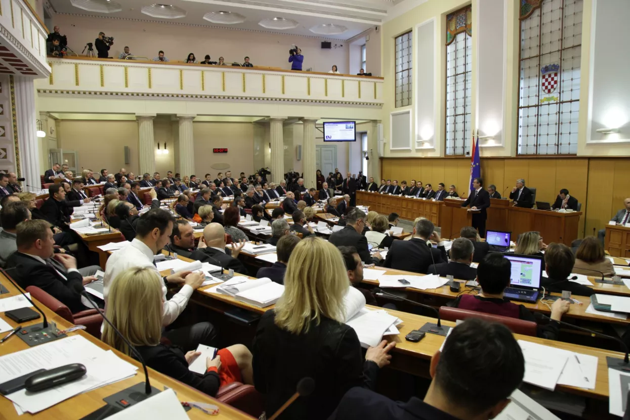 Umjesto o proračunu, u Saboru o skupim kreditima i darovima