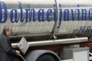 Oštrc počeo preuzimanje Dalmacijavina