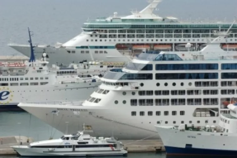 Rast prometa u zračnim i morskim lukama u veljači