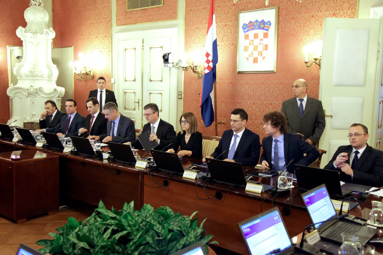 Vlada ukida 12 javnih institucija