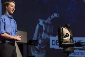 Mladi inovator, tvorac robotičke ruke kojom se upravlja mislima dolazi u Zagreb (VIDEO)