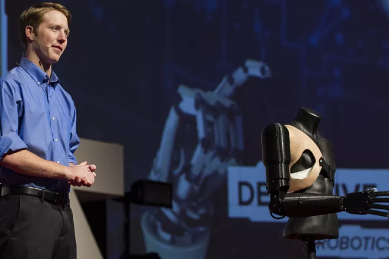 Mladi inovator, tvorac robotičke ruke kojom se upravlja mislima dolazi u Zagreb (VIDEO)