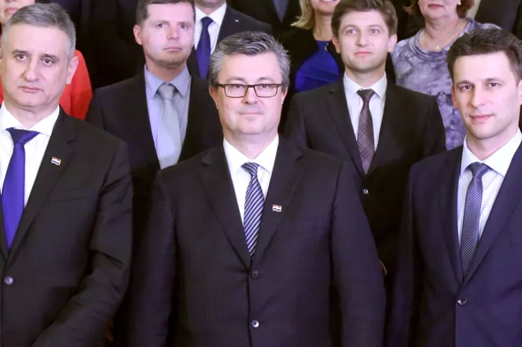 Orešković je pozivom Karamarku i Petrovu da odstupe zabio zadnji čavao u lijes Vladi