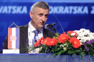 Analitičari: Ovo je logičan slijed političkog sukoba u kojem se želi zaštiti lik i djelo Karamarka