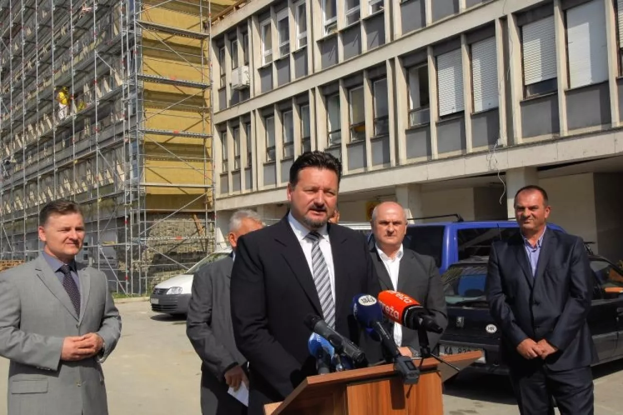 Kiti li se tehnički ministar graditeljstva Kuščević tuđim perjem?