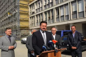 Kiti li se tehnički ministar graditeljstva Kuščević tuđim perjem?