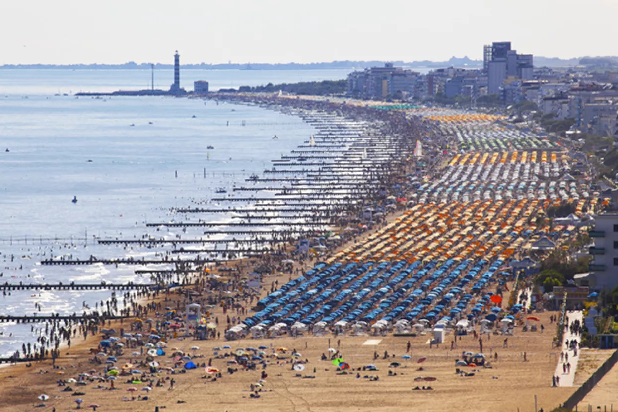 Solarni suncobrani turistička atrakcija na plaži u talijanskom Jesolu