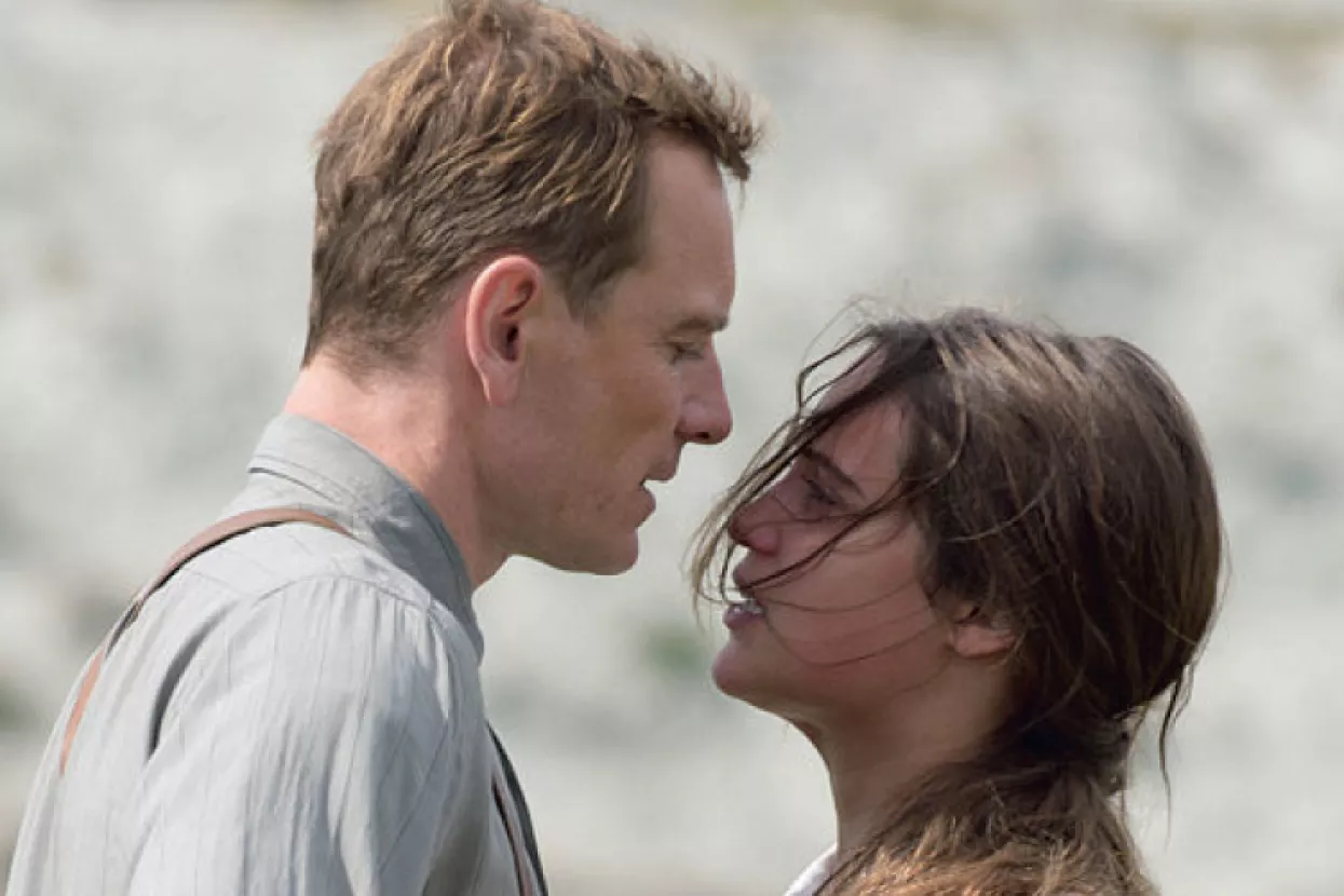 Svjetlo između oceana: Film zanimljiviji po romansi glumaca, nego po kvaliteti