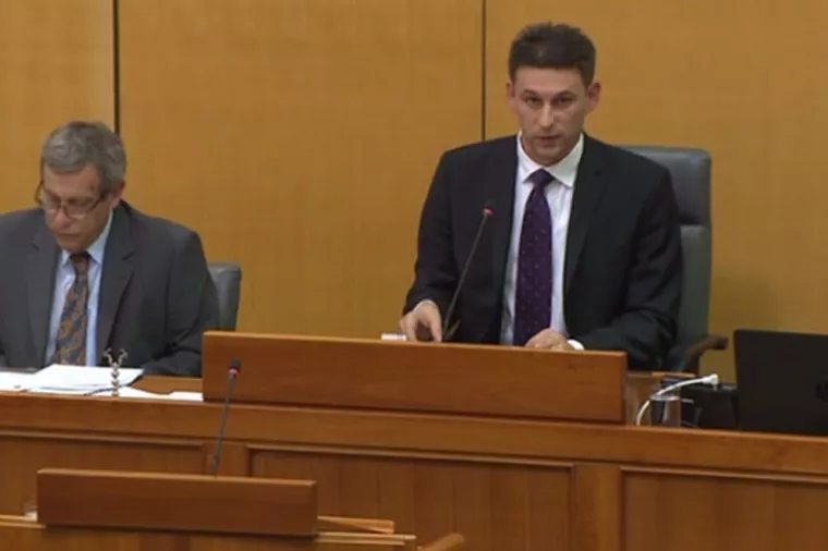 Stranačka stega po zastupničkom džepu