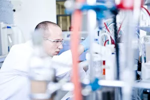 Društva sve više ulažu u istraživanje i razvoj softvera i usluga nego fizičkih proizvoda