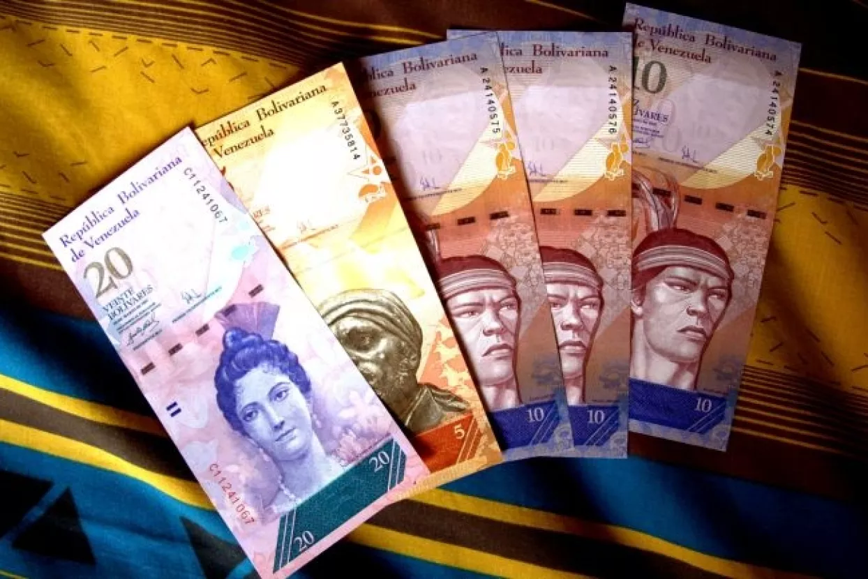 Venezuelanci novac za temeljne transakcije nose u ruksacima